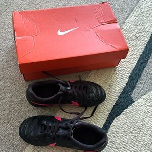 Girls size 1Y Nike soccer cleats. Wonderful condition.